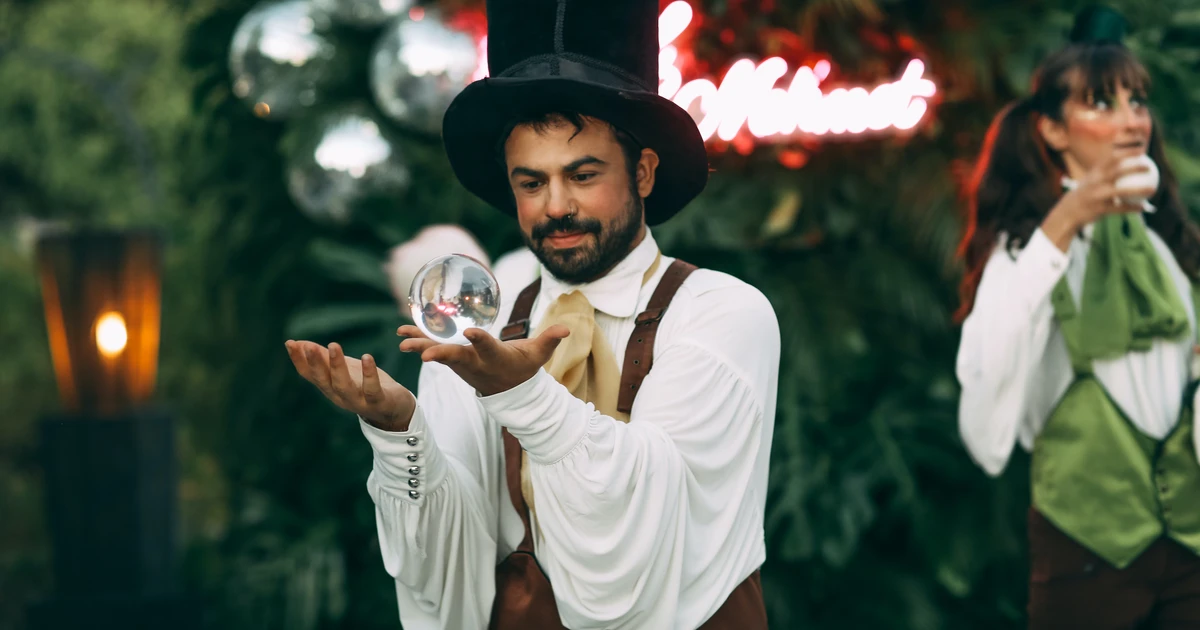 9 Magician Tricks Revealed